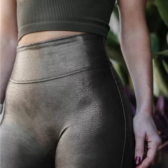 SPANX Faux Leather Croc Shine Leggings Darkened Olive Slimming Size Small - Picture 4 of 11